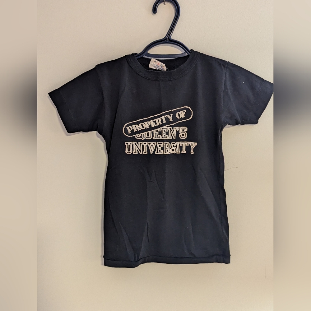 Queen's University T-shirt - Kids Small